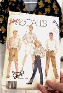 A pattern envelope from the 80s, with illustrations of men and women wearing a shirt and pants or shorts